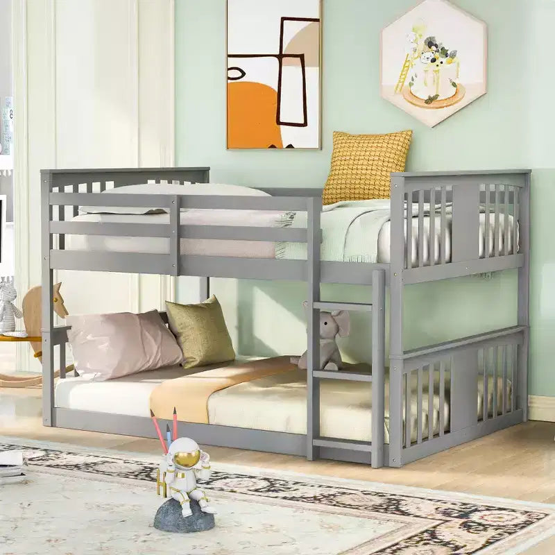 Lit superposé double sur double avec échelle, cadre robuste, design peu encombrant pour chambre et dortoir