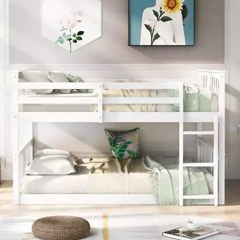 Lit superposé double sur double avec échelle, cadre robuste, design peu encombrant pour chambre et dortoir