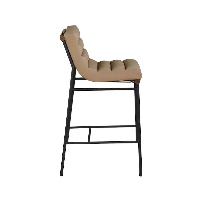 Tabouret de bar en similicuir vegan couleur tan, piètement en métal noir mat, traverse en noyer, hauteur bar
