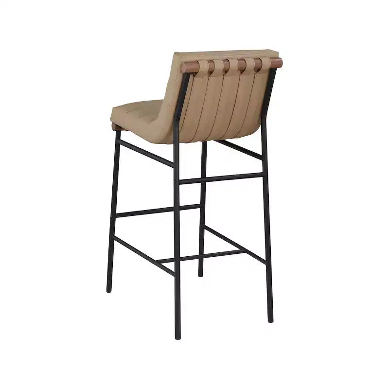 Tabouret de bar en similicuir vegan couleur tan, piètement en métal noir mat, traverse en noyer, hauteur bar