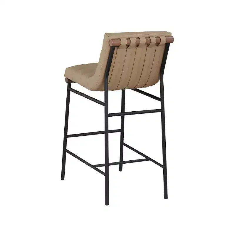 Tabouret de bar en similicuir vegan couleur tan, piètement en métal noir mat, traverse en noyer, hauteur bar