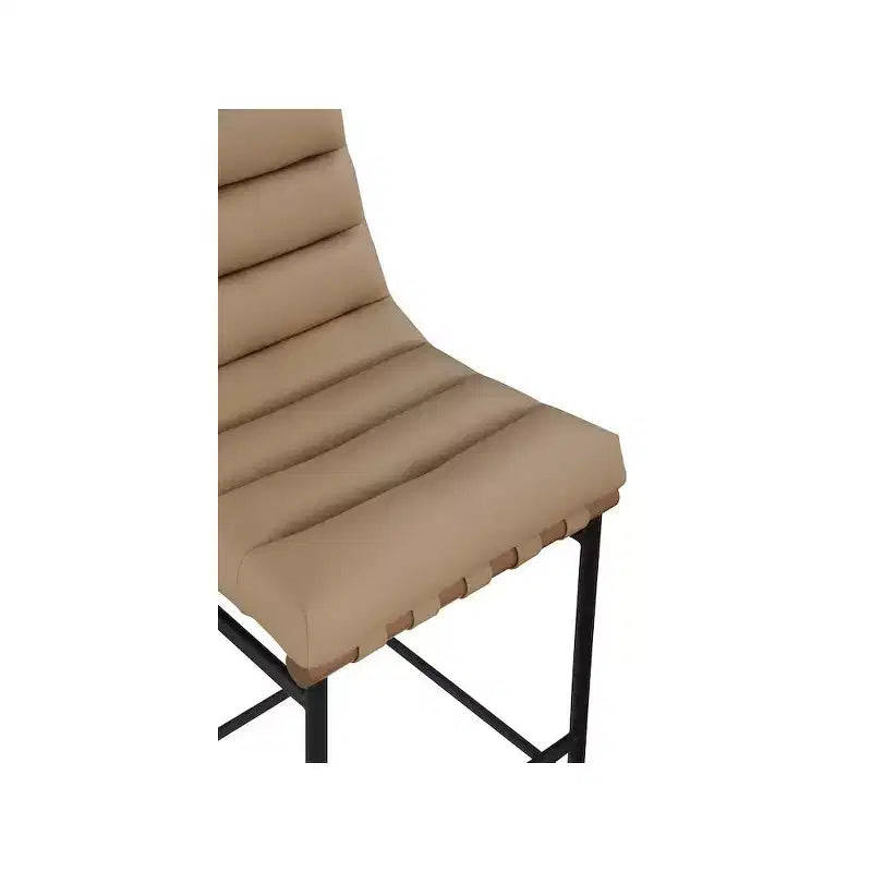 Tabouret de bar en similicuir vegan couleur tan, piètement en métal noir mat, traverse en noyer, hauteur bar