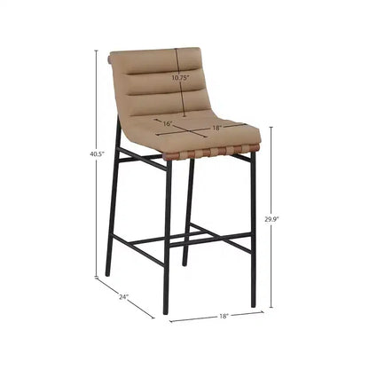 Tabouret de bar en similicuir vegan couleur tan, piètement en métal noir mat, traverse en noyer, hauteur bar