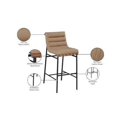 Tabouret de bar en similicuir vegan couleur tan, piètement en métal noir mat, traverse en noyer, hauteur bar